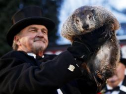 Habitantes de Pensilvania suben a la pequeña colina de Gobbler's Knob para conocer el pronóstico de su residente más ilustre. EFE / D. Maxwell