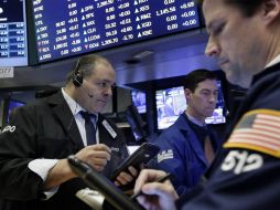 El índice Dow Jones, que congrega a las 30 compañías más importantes de EU, reportó este jueves una caída de 36.27 puntos. AP / R. Drew