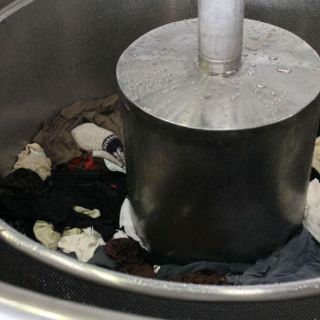 Empresa japonesa busca convertir ropa usada en combustible