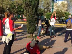Los pañales son lanzados con resorteras y los que quedan sobre la vialidad son recogidos por personal de limpia. TWITTER / @PoderAG_Coyo