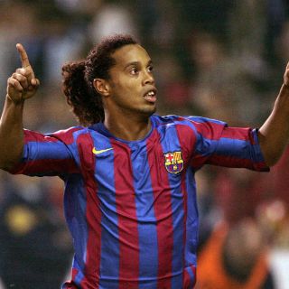 Ronaldinho será embajador del Barça por 10 años