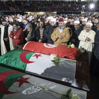 Canadienses rinden homenaje a víctimas de mezquita en Quebec