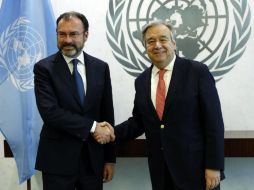 Videgaray y Guterres se dan la mano ante los medios de comunicación. EFE / J. Szenes