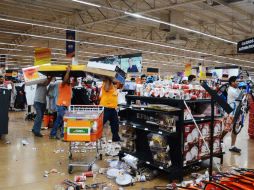 Policías se mantuvieron a la entrada de tiendas de autoservicio, para evitar los conflictos ocurridos los primeros de enero. SUN / ARCHIVO