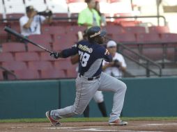 José Pirelas batea durante el encuentro de hoy. EFE / M. Guzmán