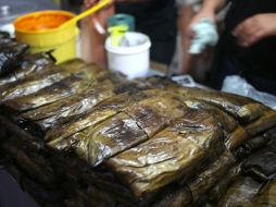 Los tamales oaxaqueños son preparados con el famoso mole negro que puede ser acompañado de pollo, carne de cerdo o de iguana. NTX / ARCHIVO
