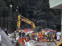 Han sido evacuadas 58 personas por temor a nuevos derrumbes, pues algunas viviendas cercanas sufrieron daños. AP / ESPECIAL
