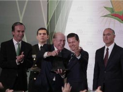 Durante la 33 Asamblea General Ordinaria, Peña Nieto entregó el Premio Nacional Agropecuario a Antonio Ramón Suárez. SUN / A. Acosta