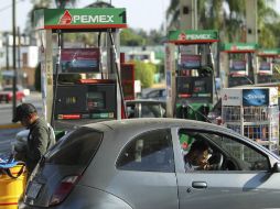 La gasolina Magna cuesta en promedio 15.99 pesos por litro en México, mientras el precio de la Premium asciende a 17.79 pesos. EL INFORMADOR / ARCHIVO