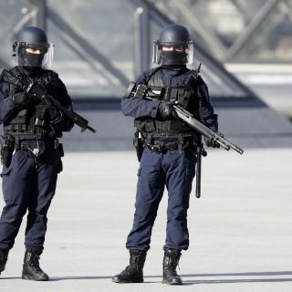 Francia califica de ‘terrorista’ el ataque contra militar en Louvre