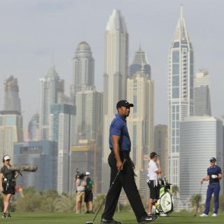 Tiger Woods se retira del torneo de Dubái