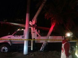 Personal de la Comisión Federal de Electricidad acudió al lugar para realizar una revisión y descartar riesgos para la población. ESPECIAL / Bomberos de Zapopan