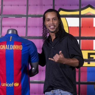 Ronaldinho cederá su Balón de Oro al museo del Barcelona