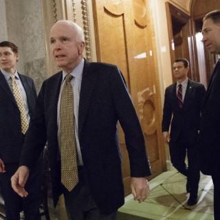 ‘No es opción viable’ que México pague el muro: John McCain