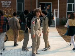 La revista ‘Entertainment Weekly’ publicó la imagen con los personajes Dustin, Lucas y Mik. ESPECIAL / ew.com