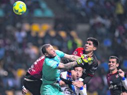 Sobre la hora. En el último suspiro del partido apareció Martín Barragán para conectar el balón de cabeza y salvar al Atlas. MEXSPORT /