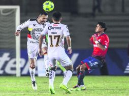 Punto valioso. Valadez despeja de cabeza, ante la vigilancia del 'Fercho' Télles. UdeG ya aprendió a sumar fuera de casa. ESPECIAL / Leones Negros