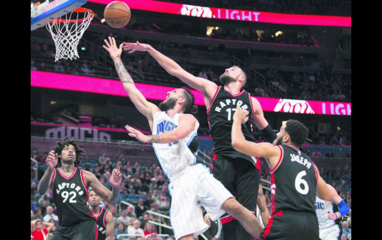 Destacado. Evan Fournier (blanco) tuvo una noche de 20 puntos frente a los Raptors de Toronto. AP / J. Allen