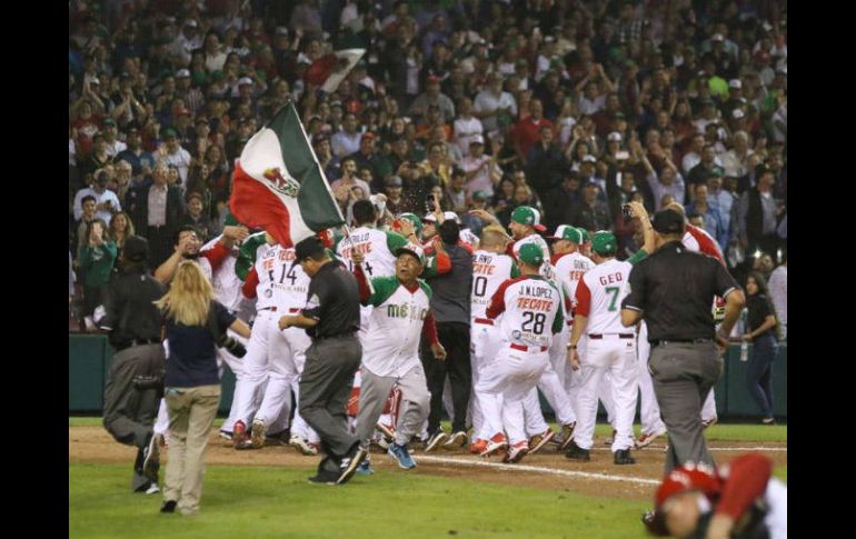 La novena festeja su triunfo ondeando la bandera de México. FACEBOOK / Águilas de Mexicali