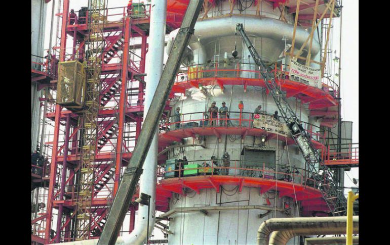 La paraestatal redujo su producción de combustibles en un 40% entre 2011 y 2016. Pasó de 674 mil barriles diarios a 408 mil. EL INFORMADOR / ARCHIVO