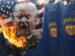 Un manifestante quema una imagen de Donald Trump durante una protesta. AP / B. Marquez