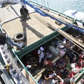 Hundimiento de un barco en Indonesia deja nueve muertos