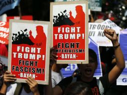 Concentrados frente a la embajada de Estados Unidos en Yakarta, manifestantes rechazaron las políticas racistas de Trump. EFE / R. Malasig