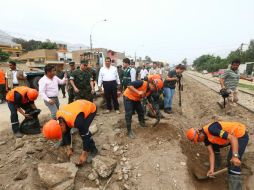 Jorge Nieto, ministro de Defensa (centro) constata la limpieza de escombro en las vías de Chaclacayo. TWITTER / @MindefPeru