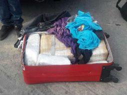 Los cuatro paquetes que transportaba pesan alrededor de 18 kilogramos. ESPECIAL /