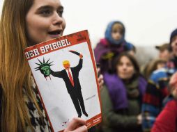 Algunos mostraron el número de Der Spiegel, donde Trump aparece con la cabeza decapitada de la Estatua de la Libertad. AFP / O. Andersen