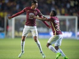 Edson Álvarez (izq) celebra su gol que le dio el triunfo al América. MEXSPORT / D. Leah