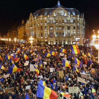 Tras protestas, Rumania deroga decreto que despenaliza corrupción