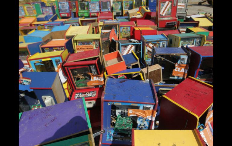 La destrucción de estos aparatos se efectuó en el corralón municipal de la cabecera municipal de Tlajomulco. EL INFORMADOR / ARCHIVO