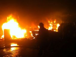 Unidades de Bomberos de Guadalajara tuvieron que intervenir para controlar las llamas y evitar que el fuego llegara a una finca vecina. ESPECIAL / PC y Bomberos de Guadalajara