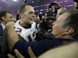 Tom Brady (I) y Bill Belichick (D) entran a la historia de la NFL. AP / D. J. Phillip