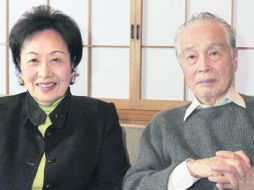 Shumon Miura. Fallece a los 91 años a causa de una neumonía en Tokio. Aquí, junto a su viuda Ayako Sono. ESPECIAL /