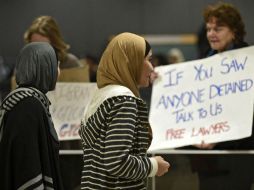 Las familias se reunieron tras la invalidación temporal de la orden que prohibía la entrada de personas provenientes de siete países. EFE / A. Riecken