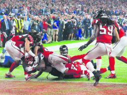 James White no puede ser detenido por la defensiva de los Falcons en la línea de gol al anotar el touchdown del título de los Patriots. EFE / T. Maury