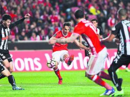 El delantero de las Águilas Rojas, Jonas, se despachó con dos goles ayer contra el Nacional de Madeira. EFE /