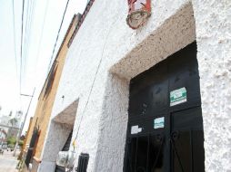 Las autoridades de Tlaquepaque colocaban una calcomanía en las casas cuyos habitantes se registraron en el Sistema de Alerta Vecinal. EL INFORMADOR / M. Vargas