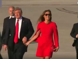 El suceso fue el viernes de 3 febrero, cuando Melania fue a recibir a su esposo a la escalinata del avión presidencial. YOUTUBE / Going Viral