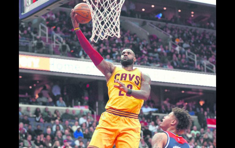 LeBron James. La estrella de los Cavaliers (#23) terminó con una cosecha de 32 puntos y 17 asistencias. AP / N. Wass