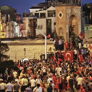 Turquía ordena el arresto de 102 personas por vínculos golpistas