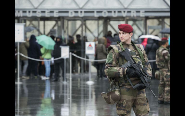 Soldados custodian los alrededores del museo tras la agresión. AP / ARCHIVO