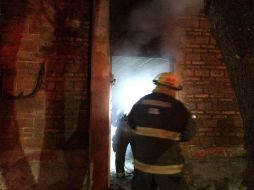 Bomberos de Guadalajara revisan bodegas cercanas para verificar que no haya riesgo de propagación. ESPECIAL /