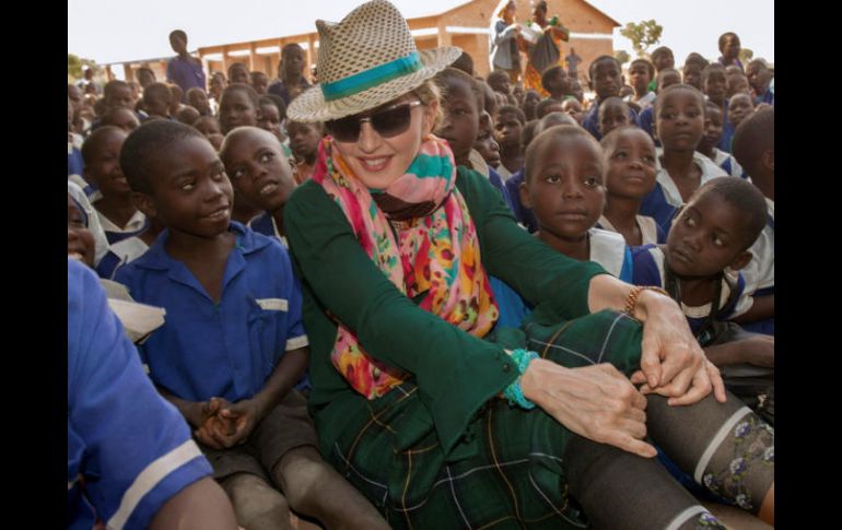 La artista viaja constantemente a África para visitar los proyectos de la organización de ayuda humanitaria que ella misma fundó. AFP / A. Gumulira