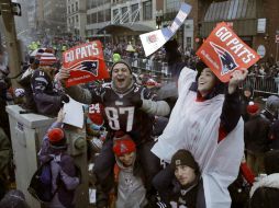 Fanáticos lucen los colores de los ''Pats'' se amontonan a lo largo de las calles de la ciudad desde temprano pese a las nevadas. AP / C. Krupa