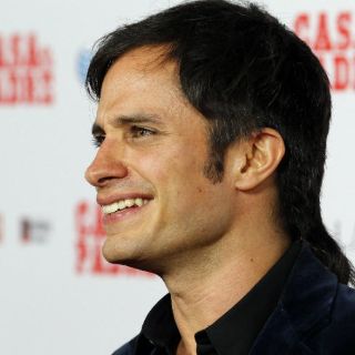 Gael García, entre presentadores del Oscar