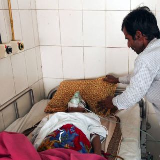 Operan con éxito a la 'niña árbol'