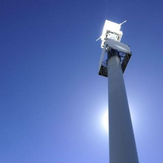 Crean sistema de alumbrado público que usa energía solar y eólica